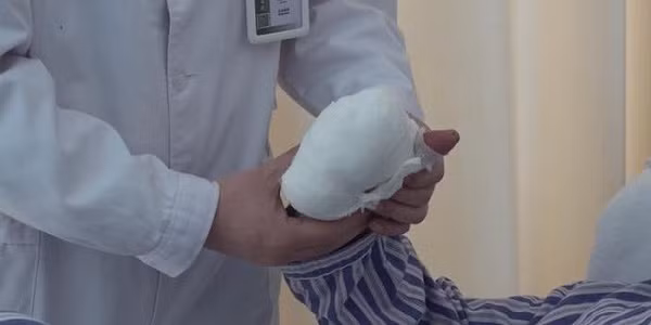 Say ruou roi guc ben duong, nguoi dan ong mat 4 ngon tay