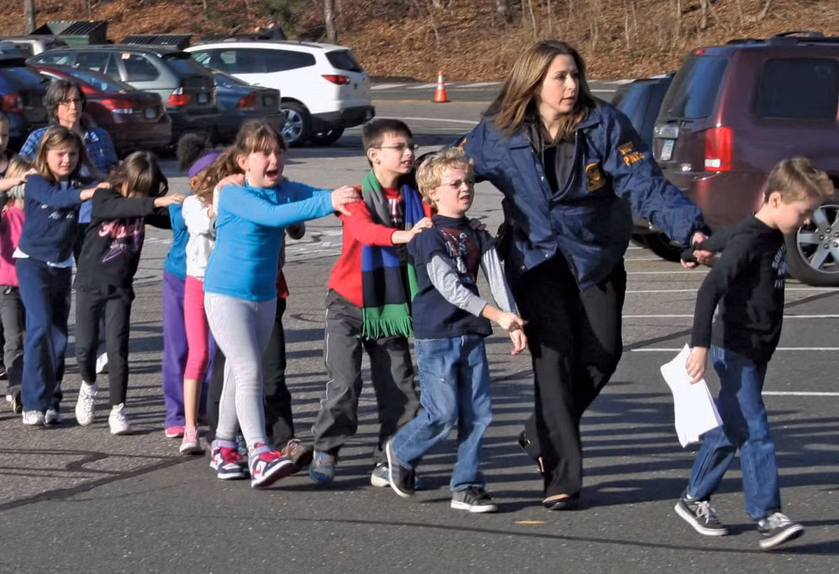 Kẻ xả súng là một thanh niên 20 tuổi có tiền sử mắc bệnh tâm thần, cũng lựa chọn việc tự tử sau khi gây ra vụ thảm sát.