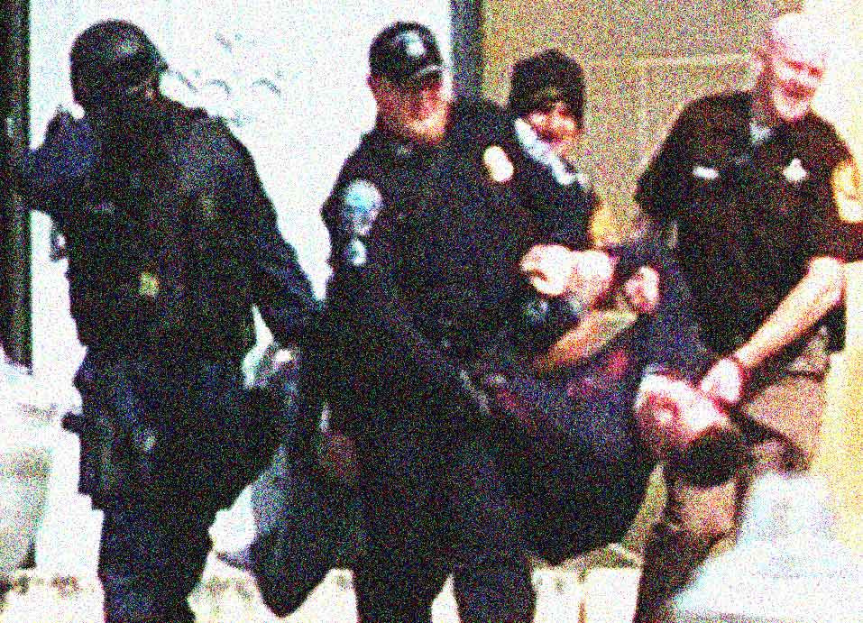 Sau khi cướp đi hàng chục sinh mạng và khiến rất nhiều người khác bị thương, kẻ xả súng cũng tự kết liễu cuộc đời.