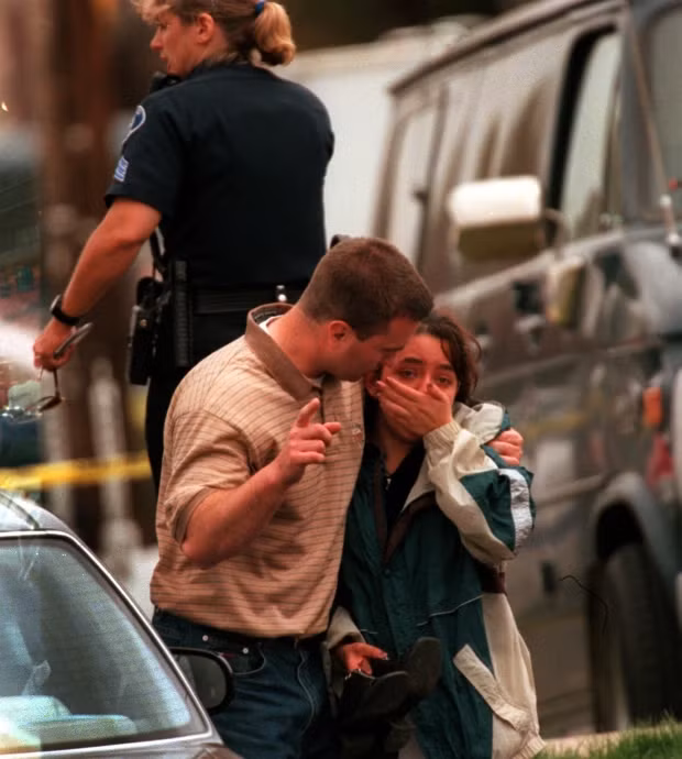 Năm 1999, vụ xả súng tại trường trung học Columbine, bang Colorado đã khiến 13 người thiệt mạng, bao gồm 12 học sinh và 1 giáo viên.