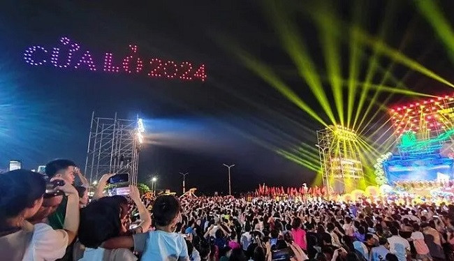 Rực rỡ pháo hoa khai hội du lịch biển Cửa Lò năm 2024 Ruc ro phao hoa khai hoi du lich bien Cua Lo nam 2024