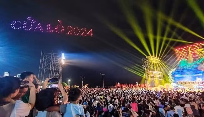 Rực rỡ pháo hoa khai hội du lịch biển Cửa Lò năm 2024 Ruc ro phao hoa khai hoi du lich bien Cua Lo nam 2024