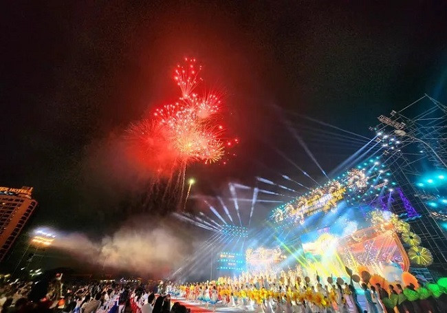 Rực rỡ pháo hoa khai hội du lịch biển Cửa Lò năm 2024 - Hình 3 Ruc ro phao hoa khai hoi du lich bien Cua Lo nam 2024-Hinh-3