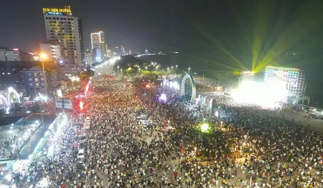 Rực rỡ pháo hoa khai hội du lịch biển Cửa Lò năm 2024 - Hình 4 Ruc ro phao hoa khai hoi du lich bien Cua Lo nam 2024-Hinh-4