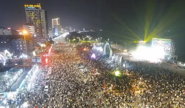 Rực rỡ pháo hoa khai hội du lịch biển Cửa Lò năm 2024 - Hình 4 Ruc ro phao hoa khai hoi du lich bien Cua Lo nam 2024-Hinh-4