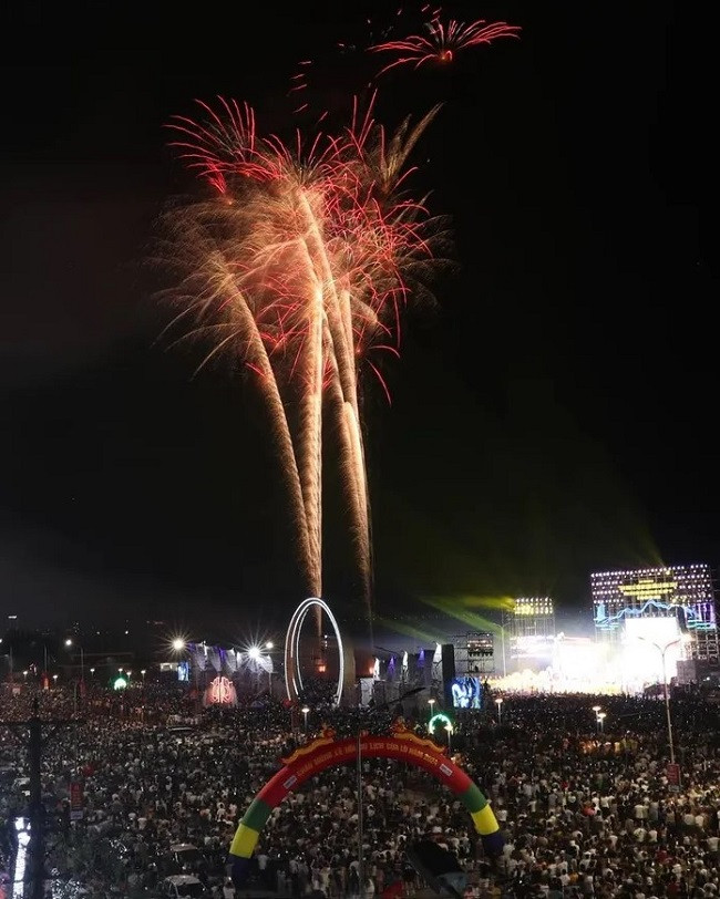 Rực rỡ pháo hoa khai hội du lịch biển Cửa Lò năm 2024 - Hình 5 Ruc ro phao hoa khai hoi du lich bien Cua Lo nam 2024-Hinh-5
