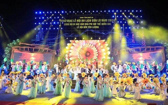 Rực rỡ pháo hoa khai hội du lịch biển Cửa Lò năm 2024 - Hình 2 Ruc ro phao hoa khai hoi du lich bien Cua Lo nam 2024-Hinh-2