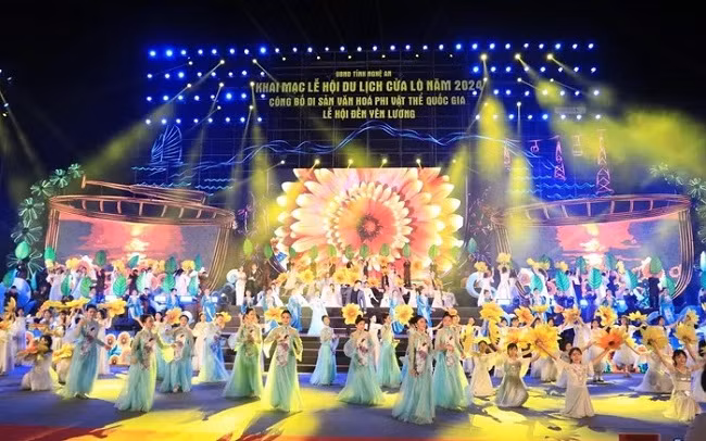 Rực rỡ pháo hoa khai hội du lịch biển Cửa Lò năm 2024 - Hình 2 Ruc ro phao hoa khai hoi du lich bien Cua Lo nam 2024-Hinh-2