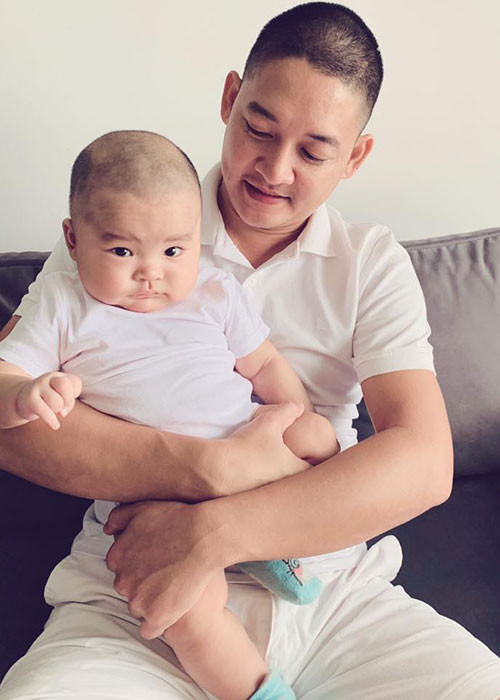 Hình ảnh Thành Đạt bên cậu con trai gần 4 tháng tuổi.