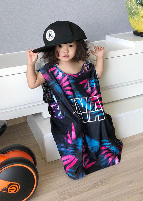 Nhờ đôi mắt to tròn, mái tóc xoăn, bé Kem xinh như búp bê.