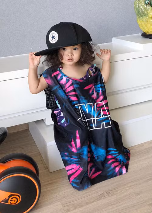 Nhờ đôi mắt to tròn, mái tóc xoăn, bé Kem xinh như búp bê.