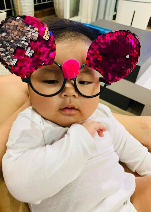 Khoảnh khắc con trai của Hải Băng được mẹ làm điệu.