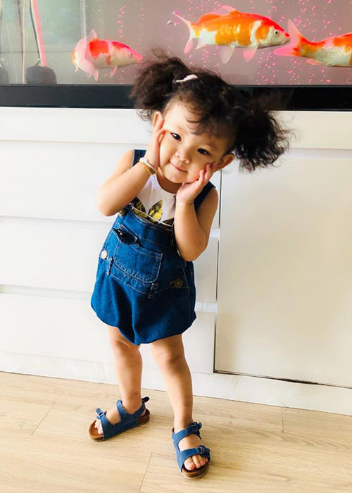 Nhiều người còn nhận xét bé Kem sở hữu nhiều nét đẹp của cả bố lẫn mẹ.