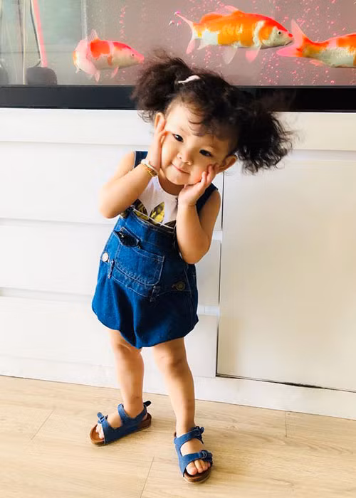 Nhiều người còn nhận xét bé Kem sở hữu nhiều nét đẹp của cả bố lẫn mẹ.