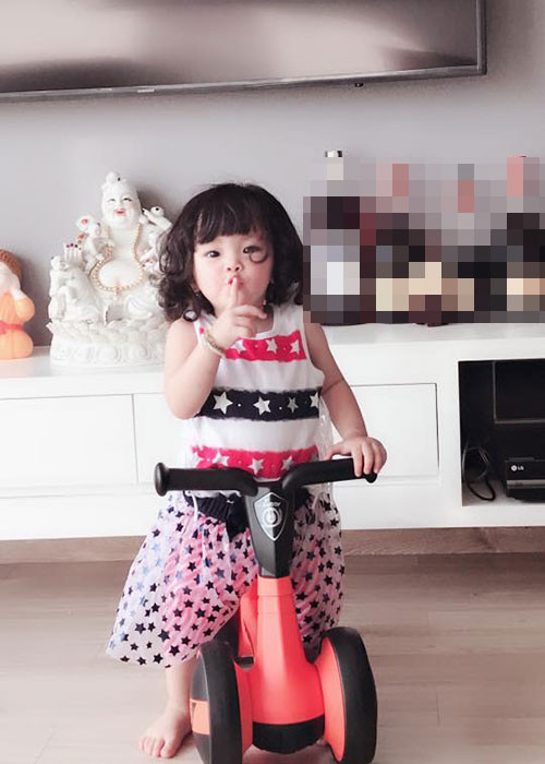 Vẻ đáng yêu giúp bé Kem có lượng fan đông đảo hơn cả của bố mẹ.