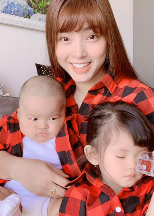 Hải Băng hiện mạo hiểm mang bầu lần 3. Nữ ca sĩ chia sẻ cô chỉ mong có đủ sức khỏe để lo cho các con.