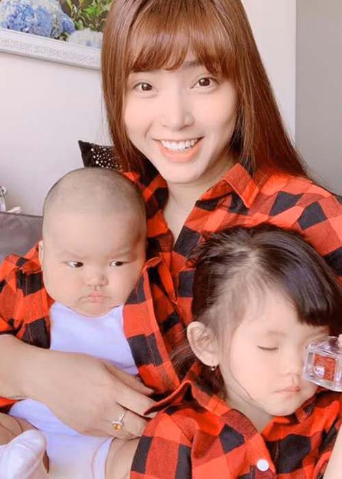 Hải Băng hiện mạo hiểm mang bầu lần 3. Nữ ca sĩ chia sẻ cô chỉ mong có đủ sức khỏe để lo cho các con.