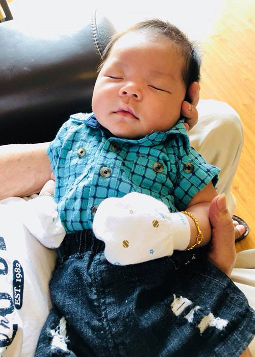 Con trai của Hải Băng và Thành Đạt được nhiều người nhận xét có nhiều nét giống bố.