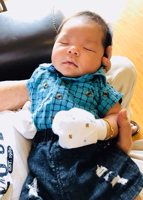 Con trai của Hải Băng và Thành Đạt được nhiều người nhận xét có nhiều nét giống bố.