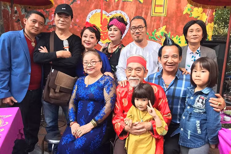 Nghệ sĩ Ngọc Căn tâm sự ông cảm thấy vui và quên đi bệnh tật khi đi đóng phim, gặp gỡ mọi người. Ảnh: FBNV