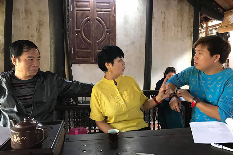 Đạo diễn phim - nghệ sĩ Khải Hưng theo dõi cảnh quay của nghệ sĩ Minh Hằng. Ảnh: FBNV