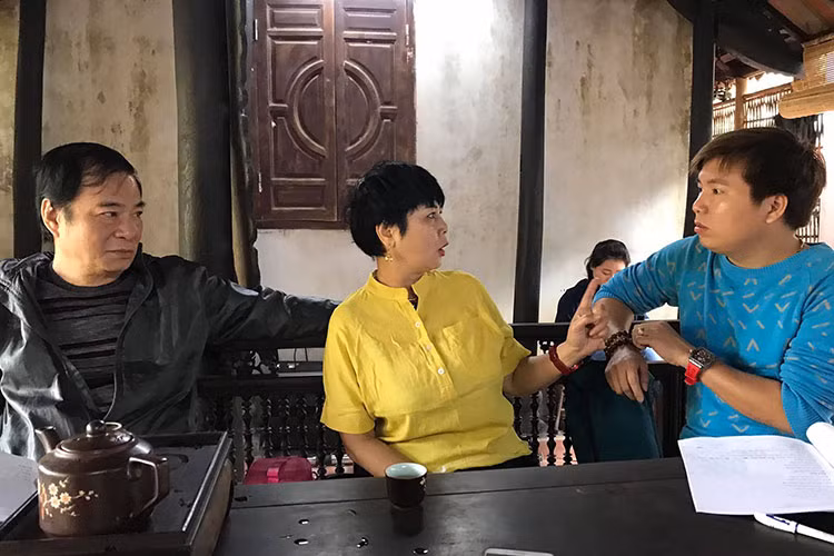 Đạo diễn phim - nghệ sĩ Khải Hưng theo dõi cảnh quay của nghệ sĩ Minh Hằng. Ảnh: FBNV