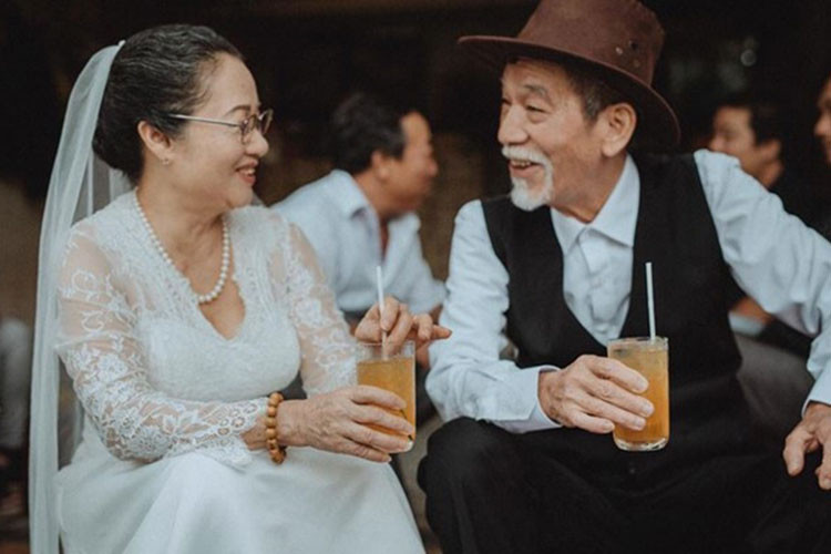 Ngoài đời, nam diễn viên phim "Đất và người" có cuộc hôn nhân viên mãn với nghệ sĩ múa Tống Thị Thanh Sơn. Còn nhớ, năm 2015, vợ chồng ông gây chú ý với bộ ảnh cưới kỷ niệm 50 năm bên nhau. Ảnh: Zing