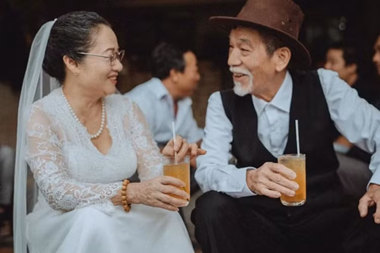 Ngoài đời, nam diễn viên phim "Đất và người" có cuộc hôn nhân viên mãn với nghệ sĩ múa Tống Thị Thanh Sơn. Còn nhớ, năm 2015, vợ chồng ông gây chú ý với bộ ảnh cưới kỷ niệm 50 năm bên nhau. Ảnh: Zing