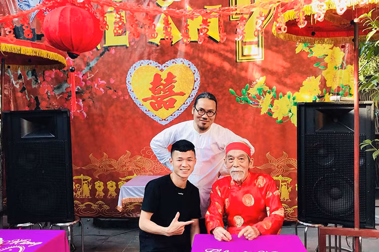 Nghệ sĩ Ngọc Căn cho hay, theo lời bác sĩ, ông sẽ phải nhập viện điều trị từ ngày 28/11 nhưng vì còn đang dở lịch quay phim nên ông dứt khoát quay xong mới nhập viện. Trong phim, nghệ sĩ Ngọc Căn đóng một vai nhỏ. Ảnh: FBNV