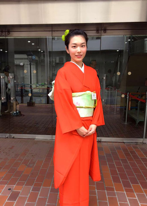 Cô có thể nói 6 ngoại ngữ: Anh, Italy, Pháp, Đức, Tây Ban Nha và Hàn Quốc.