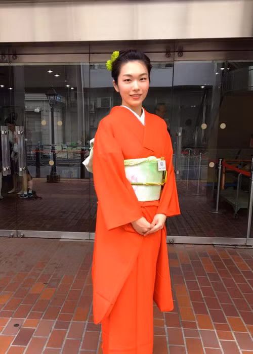 Cô có thể nói 6 ngoại ngữ: Anh, Italy, Pháp, Đức, Tây Ban Nha và Hàn Quốc.