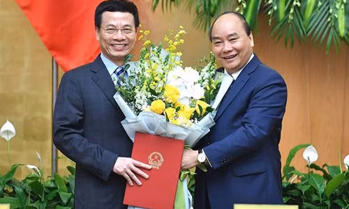 Trao quyet dinh cua Chu tich nuoc bo nhiem ong Nguyen Manh Hung