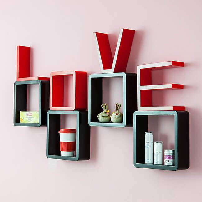 10. Kệ gỗ hình chữ LOVE: Những kệ gỗ trang trí phòng khách hình chữ LOVE sẽ là điểm nhấn quan trọng cho không gian căn phòng, nếu bạn muốn tìm 1 mẫu kệ cho ngôi nhà mới sau khi kết hôn của mình, thì chẳng còn lựa chọn nào hợp lý hơn nó đâu!