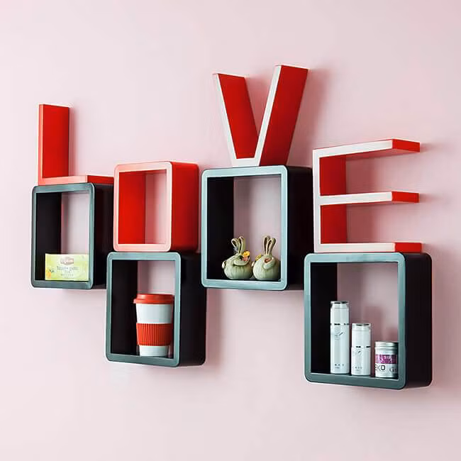 10. Kệ gỗ hình chữ LOVE: Những kệ gỗ trang trí phòng khách hình chữ LOVE sẽ là điểm nhấn quan trọng cho không gian căn phòng, nếu bạn muốn tìm 1 mẫu kệ cho ngôi nhà mới sau khi kết hôn của mình, thì chẳng còn lựa chọn nào hợp lý hơn nó đâu!