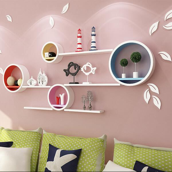7. Kệ hình tròn kết hợp thanh dài: Mẫu kệ này nên đi cùng với sơn tường sáng màu, nhất là những màu nổi bật như hồng, xanh, tím... mang lại cảm giác tươi vui, thoải mái. Nhà có trẻ con nên thử thiết kế này!