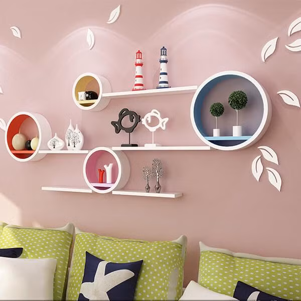 7. Kệ hình tròn kết hợp thanh dài: Mẫu kệ này nên đi cùng với sơn tường sáng màu, nhất là những màu nổi bật như hồng, xanh, tím... mang lại cảm giác tươi vui, thoải mái. Nhà có trẻ con nên thử thiết kế này!