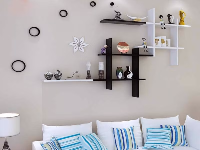 4. Mẫu kệ gỗ trang trí phòng khách chữ thăng: Những mẫu kệ gỗ trang trí phòng khách đẹp hình chữ thăng mang đậm phong cách hiện đại giúp không gian trở nên rộng rãi, là điểm cộng cho những căn hộ hướng mình theo chủ nghĩa đơn giản tối đa.