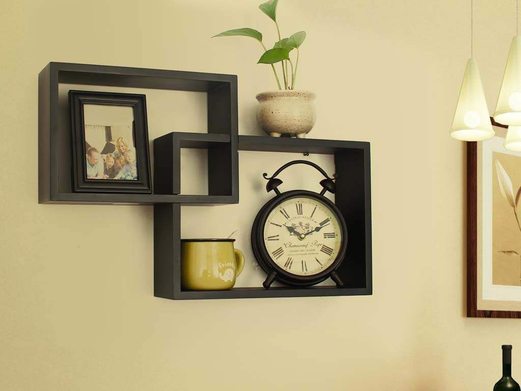 3. Kệ gỗ chữ nhật lồng ghép: Sự lồng ghép các kệ gỗ trang trí phòng khách hình chữ nhật với nhau tạo nên tính độc đáo đầy cá tính, khi để thêm ảnh gia đình, hoặc lọ hoa phía trên sẽ đẹp hơn rất nhiều.