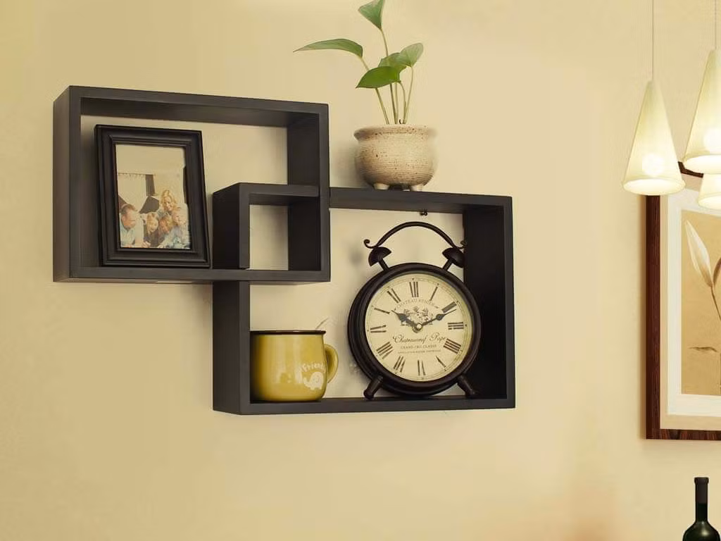 3. Kệ gỗ chữ nhật lồng ghép: Sự lồng ghép các kệ gỗ trang trí phòng khách hình chữ nhật với nhau tạo nên tính độc đáo đầy cá tính, khi để thêm ảnh gia đình, hoặc lọ hoa phía trên sẽ đẹp hơn rất nhiều.