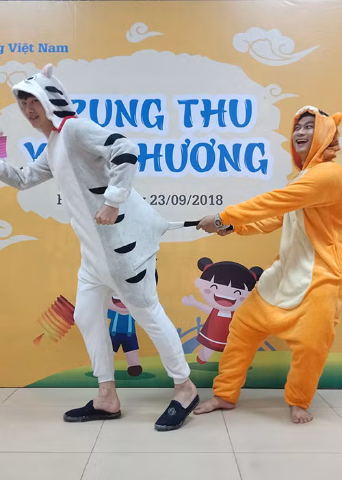 Hình ảnh Duy Hưng nhí nhố khi tham gia các vở kịch vui dành cho thiếu nhi nhân dịp Tết trung thu.