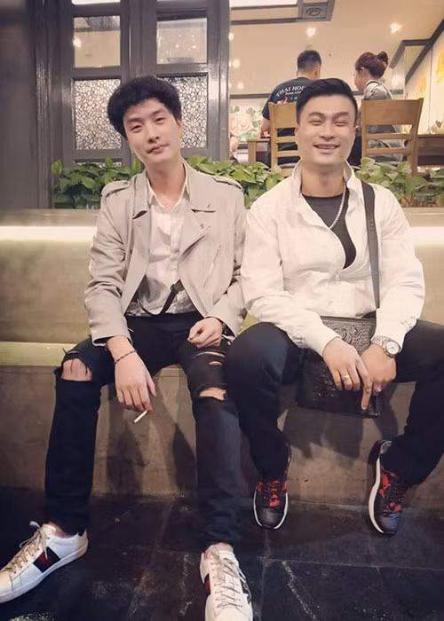 Duy Hưng rất thân với Trọng Lân. Cả hai còn cùng tham gia bộ phim "Quỳnh búp bê".