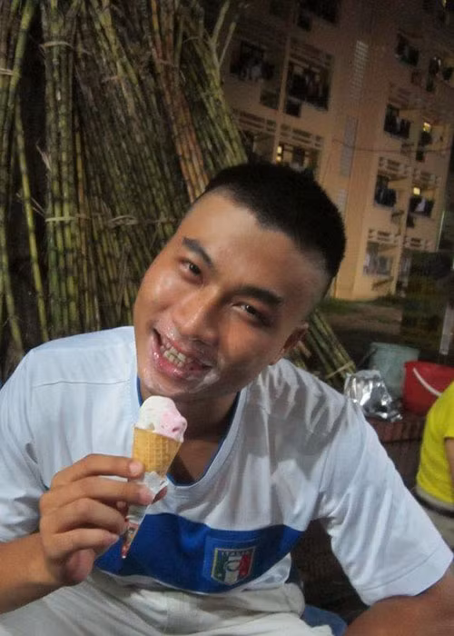 Nhiều hình ảnh dìm hàng thời đi học của Duy Hưng được bạn bè chia sẻ trên trang cá nhân.