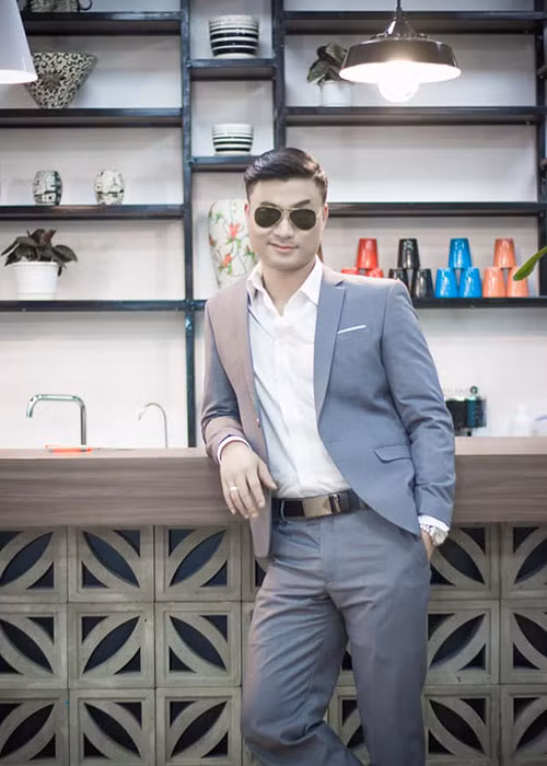 Tham gia sự kiện, Duy Hưng chọn phong cách thời trang lịch lãm.