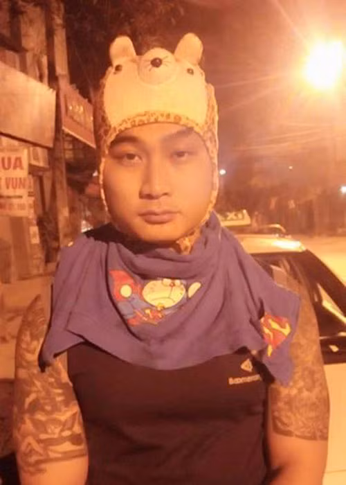 Không nhịn được cười trước hình ảnh Duy Hưng đội mũ, đeo khăn in hình Đô-rê-mon.