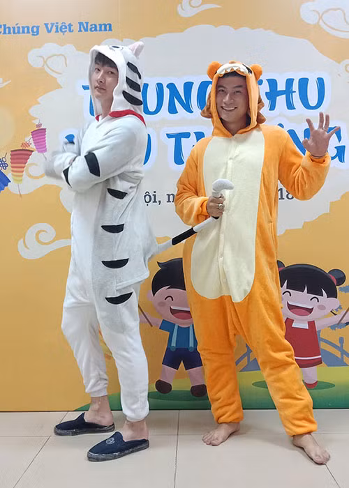 Duy Hưng đầu quân cho Nhà hát Kịch Hà Nội cách đây 4 năm, sau khi tốt nghiệp trường Cao đẳng Nghệ thuật Hà Nội.