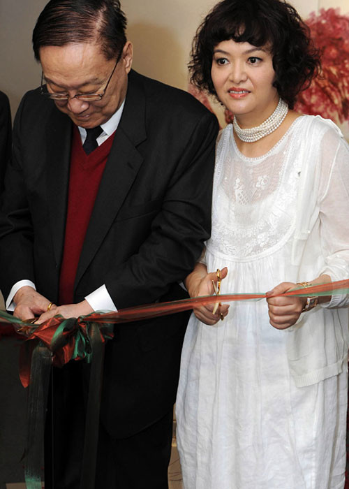 Con gái út của nhà văn Kim Dung mê hội họa từ nhỏ. Năm 12 tuổi, cô theo học danh họa thủy mặc Đinh Diễn Dung. Bản thân nhà văn Kim Dung không áp đặt mà để các con tự do theo đuổi niềm đam mê của mình. Ảnh: Sohu