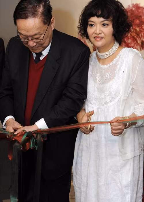 Con gái út của nhà văn Kim Dung mê hội họa từ nhỏ. Năm 12 tuổi, cô theo học danh họa thủy mặc Đinh Diễn Dung. Bản thân nhà văn Kim Dung không áp đặt mà để các con tự do theo đuổi niềm đam mê của mình. Ảnh: Sohu