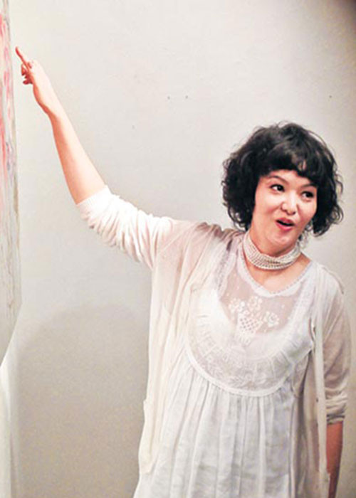 Trong cuộc phỏng vấn trên Sina, Tra Truyền Nột chia sẻ bố của cô thường nói với cô rằng đừng bắt chước theo ông, hãy là chính mình, hãy làm việc chăm chỉ và tự nắm lấy vận mệnh của mình. Ảnh: Appledaily