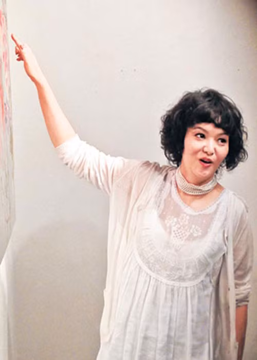 Trong cuộc phỏng vấn trên Sina, Tra Truyền Nột chia sẻ bố của cô thường nói với cô rằng đừng bắt chước theo ông, hãy là chính mình, hãy làm việc chăm chỉ và tự nắm lấy vận mệnh của mình. Ảnh: Appledaily