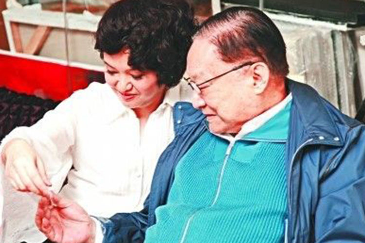 Nhà văn Kim Dung luôn hết mực yêu thương cô con gái Tra Truyền Nột. Ảnh: Sina